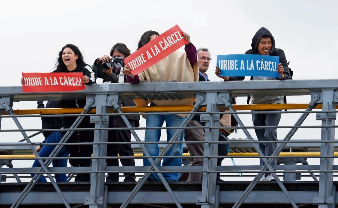 Detractores del expresidente Álvaro Uribe se manifestaron afuera del Complejo Judicial de Paloquemao, en Bogotá. Foto: Mauricio Dueñas Castañeda / EFE