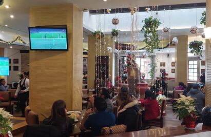 Desmañados y con frío, en restaurantes de Ecatepec disfrutan de la final Francia VS Argentina 