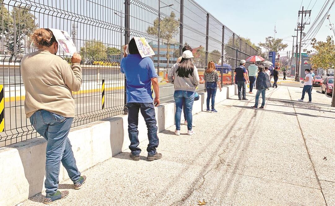 En el centro comercial Vía Vallejo se instaló un kiosko de pruebas Covid, pero la gente esperó formada por horas bajo el sol para el test. Fotos: Berenice Fregoso. EL UNIVERSAL