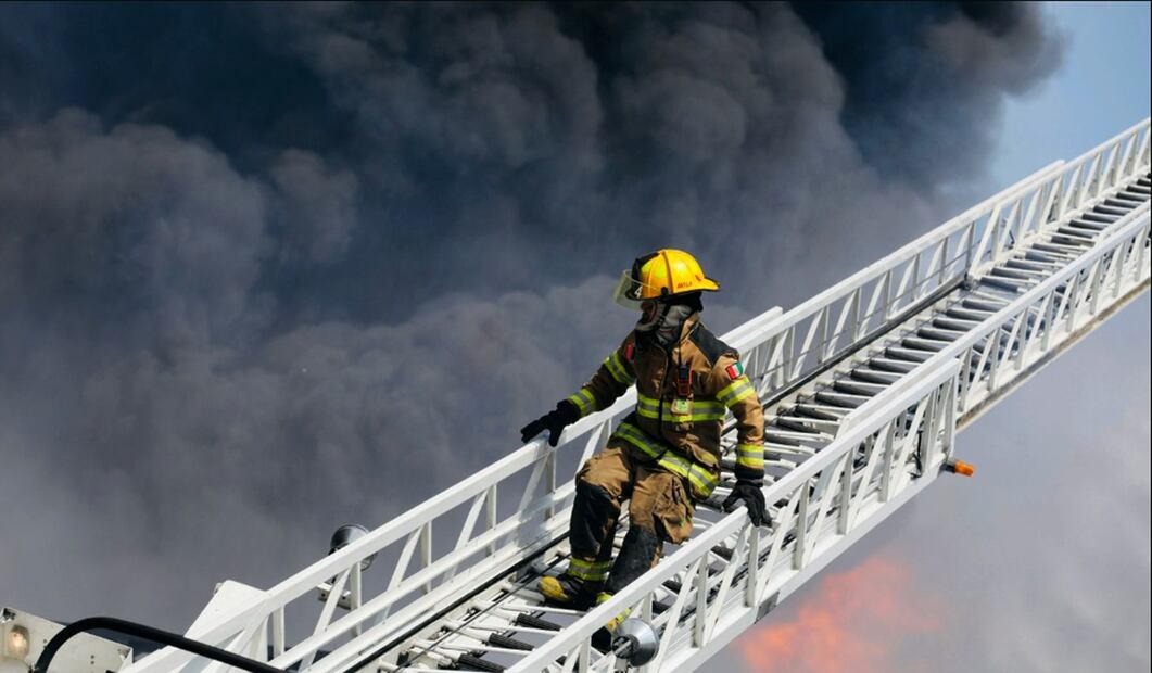 Bomberos combaten un incendio en una empresa de químicos en Escobedo, Nuevo León, el miércoles 10 de septiembre de 2025. Foto: especial