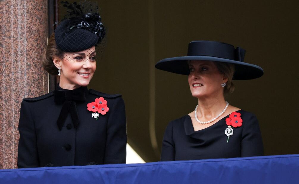 Kate, princesa de Gales de Gran Bretaña (izquierda), y Sophie, duquesa de Edimburgo (derecha), se encuentran en un balcón durante el Servicio Nacional de Recuerdo en el Cenotafio de Londres, Inglaterra. Foto: AP
