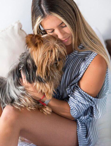 El simple acto de abrazar a un perro puede mejorar la salud mental. Fuente: Freepik.