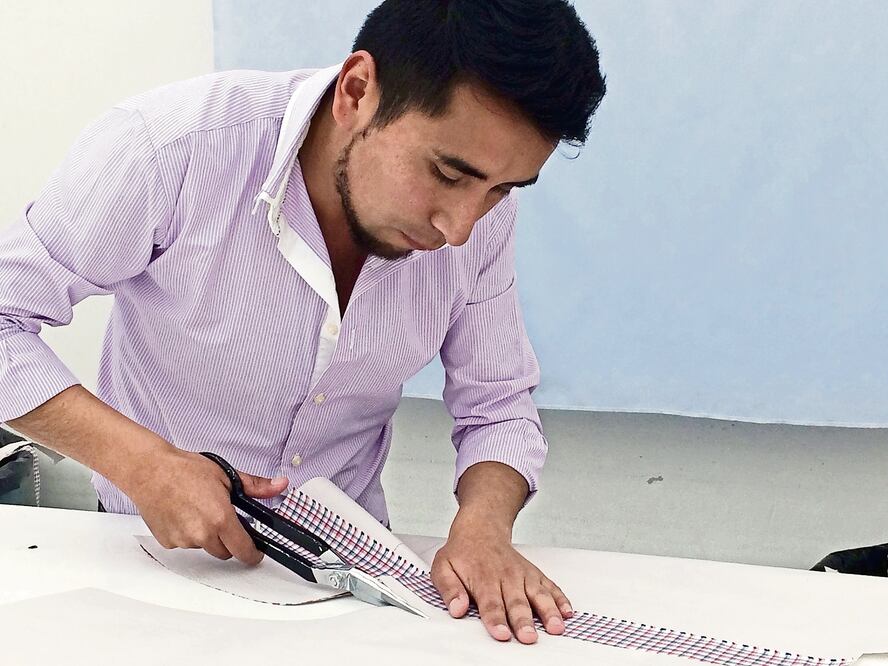 En la empresa cada prenda se elabora a la medida y con un diseño exclusivo (DINORATH MOTA)