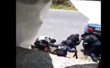 Revelan videos de emboscada que dejó 13 policías muertos en Coatepec Harinas 