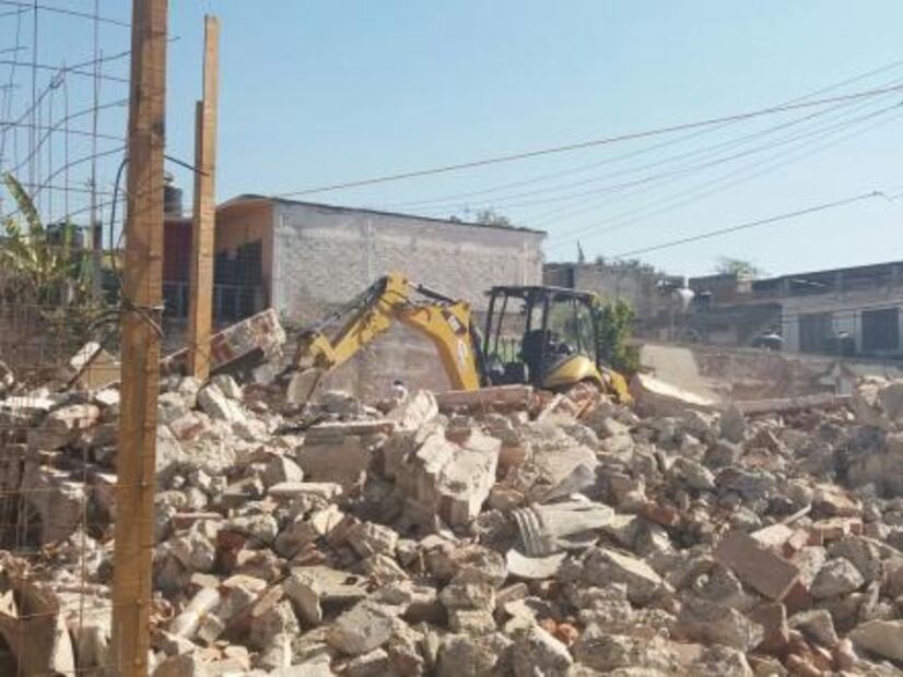 Habitantes de Jojutla inician el acarreo de escombros