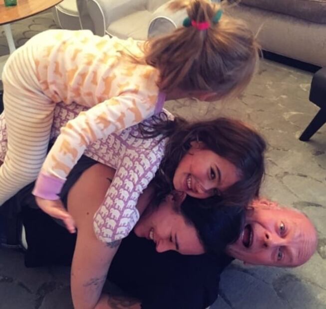 Esposa de Bruce Willis desmiente que Demi Moore esté viviendo con ellos para cuidar de él