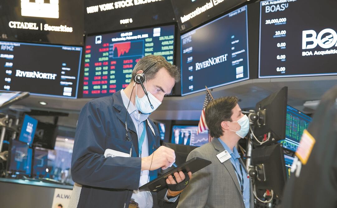 Inversionistas atentos a los mercados. Foto: Nicole Pereira. AP