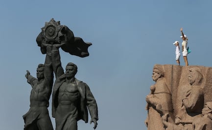 Cortan en Kiev la cabeza a un monumento que simbolizaba la amistad con Rusia
