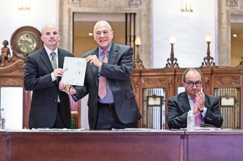 José Ángel Gurría, secretario general de la OCDE, entregó el estudio Construyendo una estrategia efectiva para las competencias, destrezas y habilidades de México, que el país encargó al organismo internacional (GERMÁN ESPINOSA.)