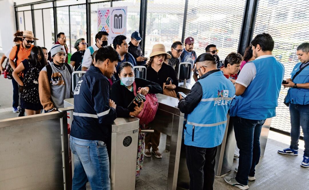 Trabajadores del Sistema de Transportes Eléctricos de la Ciudad estuvieron atentos a las quejas y en los torniquetes aplicaban el descuento de 7 pesos. Foto: Hugo Salvador / EL UNIVERSAL
