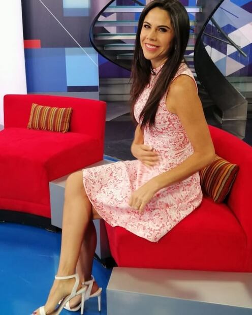 #FelizMartes: Paola Rojas impacta con look primaveral para su noticiario