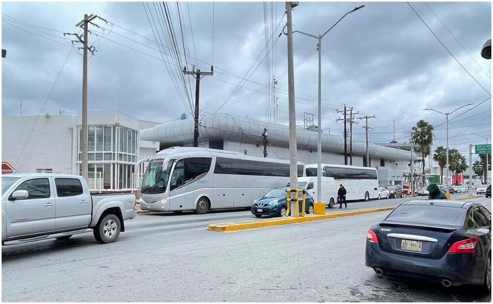 Fueron puestos a disposición varios autobuses para el traslado de las personas repatriadas y migrantes deportados (21/01/2025). Foto: Especial