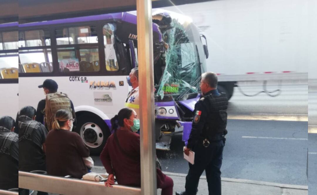 Foto: Tomada de @jestrotacielos/ El autobús tras el accidente en calzada de Tlalpan