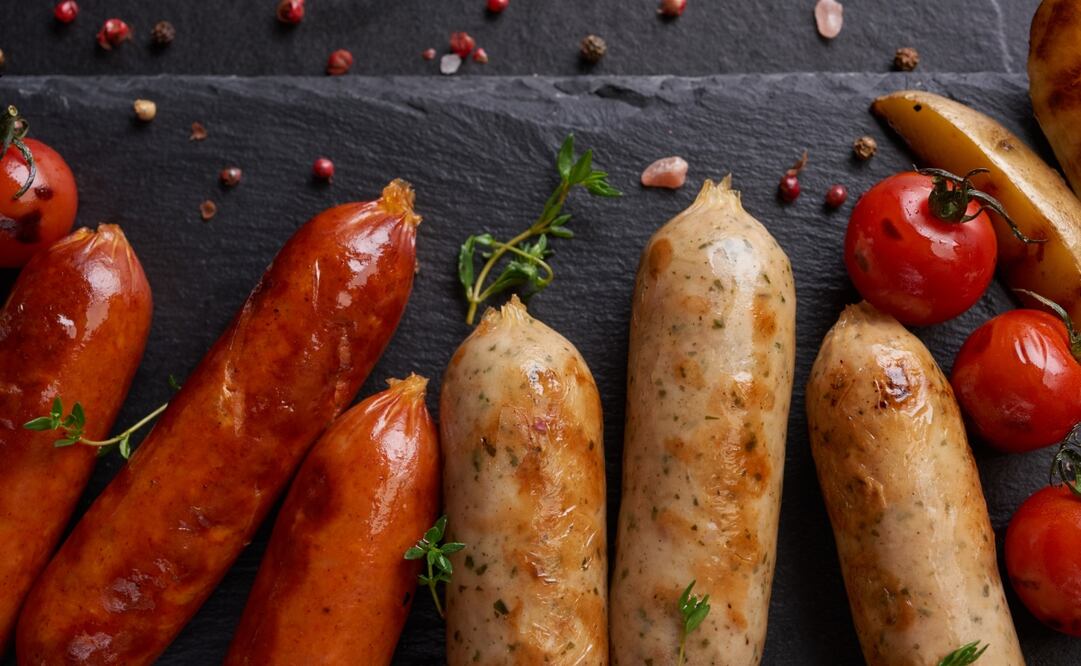 Aunque los chorizos de pavo y cerdo deberían contener solamente dicho cárnico, estos productos contienen soya y más sodio del que declaran, de acuerdo con un estudio de la Profeco. Imagen: Freepik