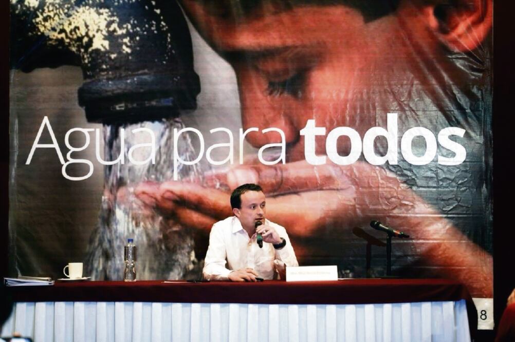 El abanderado del PRI, Mikel Arriola, detalló que la inversión de los 20 mil millones de pesos será distribuida para que el gobierno federal aporte 70%, mientras que el restante saldría de recursos locales (ESPECIAL)