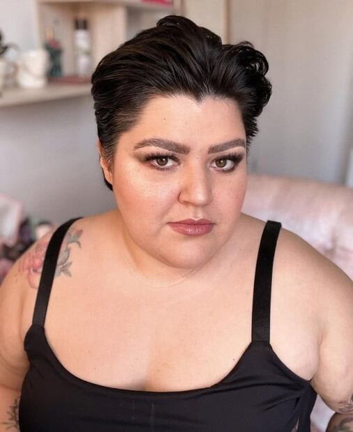 La Fatshionista muestra que los vestidos de lycra lucen con curvas