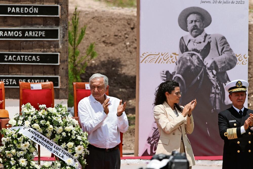 El Presidente y su comitiva depositaron una ofrenda floral y montaron una guardia de honor al pie de la estatua monumental de Francisco Villa. Foto: Carlos Mejía / El Universal