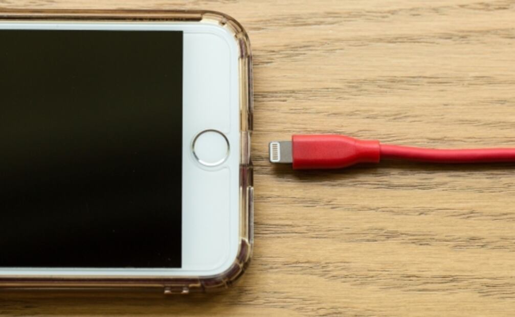 Por qué no cargar el celular en la computadora