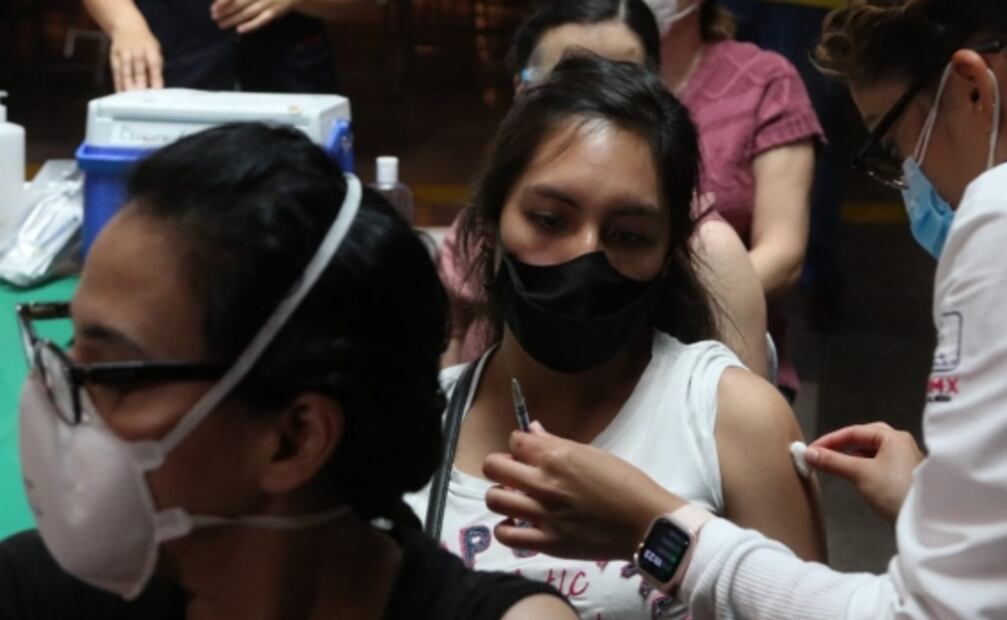 Pensé que no llegaría el día, dice embarazada al recibir vacuna contra Covid-19