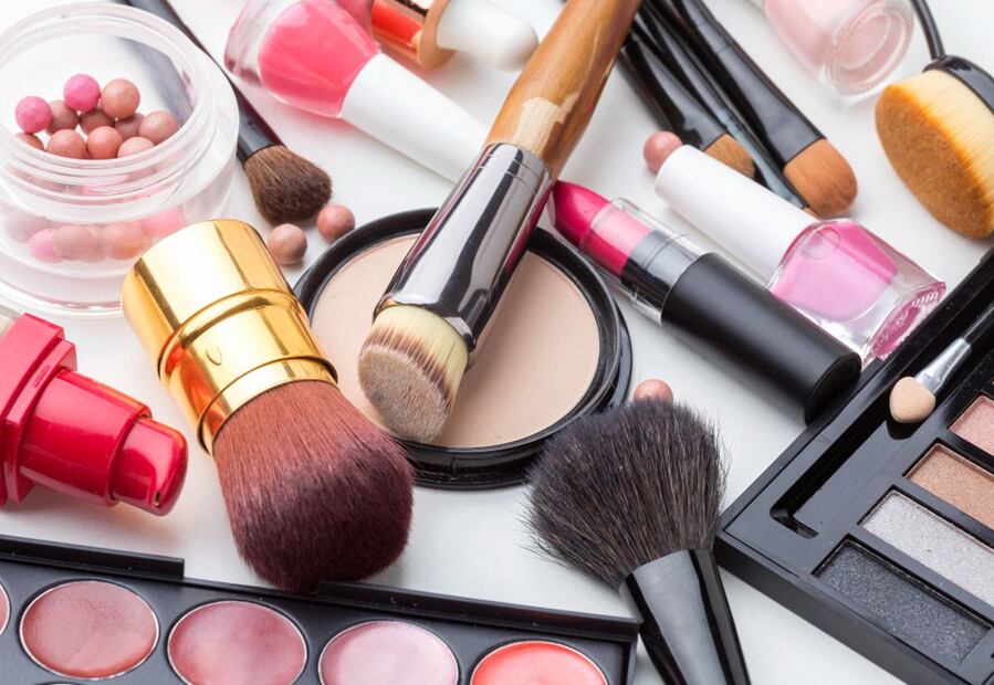 Las bases son uno de los cosméticos que vale la pena refrigerar. Foto: Freepik
