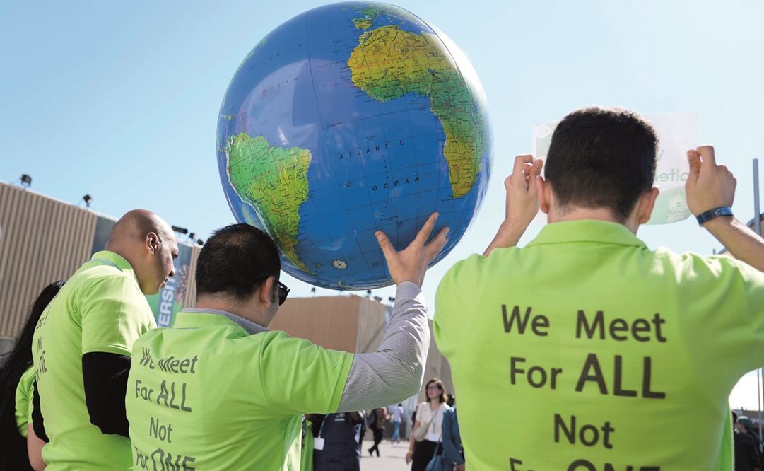 Asistentes a una manifestación por los derechos humanos en la Cumbre Climática COP27 de la ONU, en Sharm el Sheij, Egipto. Foto: Peter Dejong/AP