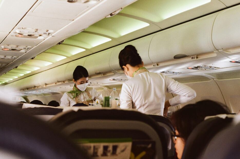 La ultima fila de asientos se encuentra junto a los galleys del avión. Foto: Pexels