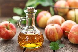Para qué sirve tomar una cucharada de vinagre de manzana después de comer