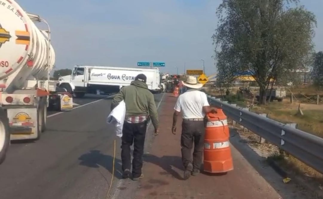 Después de 30 horas retiran el bloqueo en la carretera, Arco Norte; al lugar acudieron agentes ministeriales.
Foto: Especial.