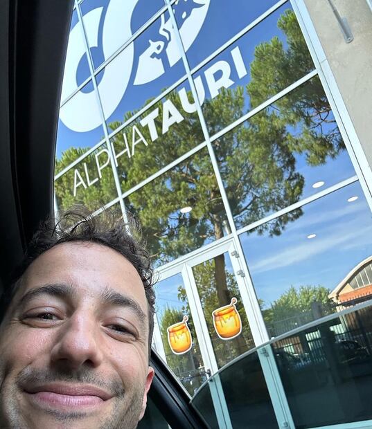 Daniel Ricciardo en las instalaciones de la escudería AlphaTauri - Foto: @alphatauri en Instagram