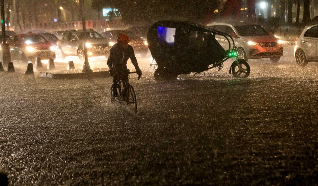 Fuerte lluvia se registró la noche del miércoles en la zona centro de la Ciudad de México generando diversos encharcamientos en Paseo de la Reforma, el 16 de julio de 2025. Foto: Germán Espinosa/EL UNIVERSAL
