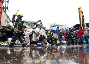 Rayo provoca incendio en bodega de reciclaje en Atizapán de Zaragoza; bomberos suman más de 18 horas de trabajo para remover escombros