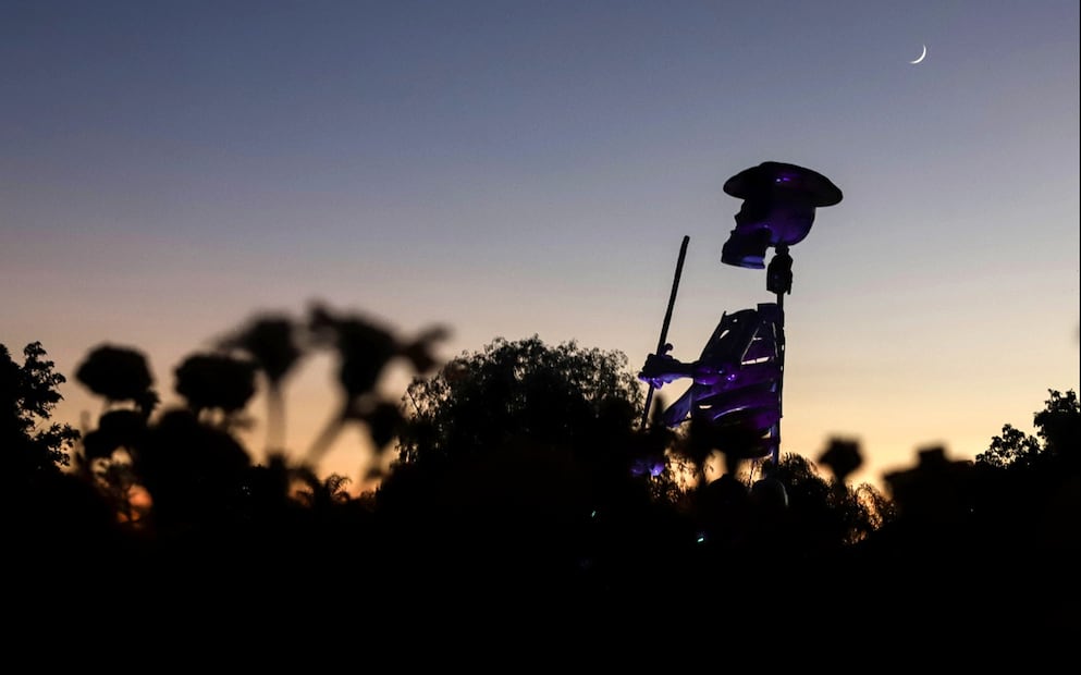 Una calavera monumental se observa en un campo de flores de cempasúchil en el municipio de Atlixco, Puebla (México), el 28 de octubre de 2025. Foto: EFE