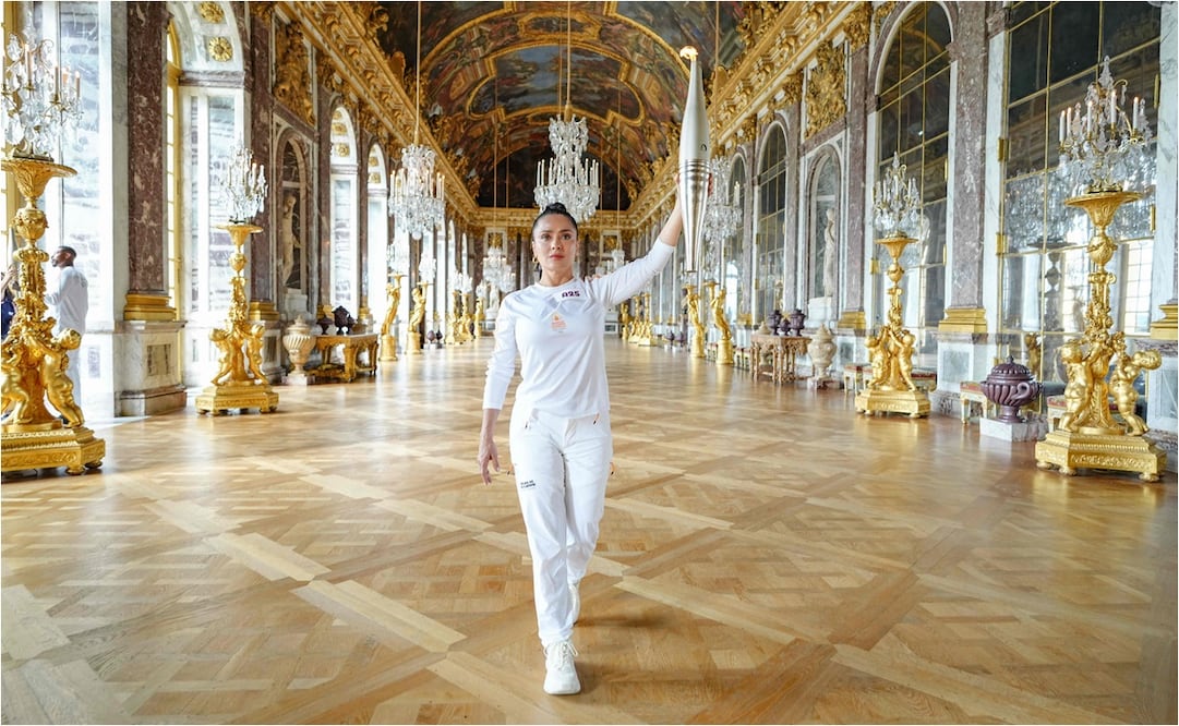 Salma Hayek se sumó al recorrido del fuego olímpico por París. FOTO: AFP