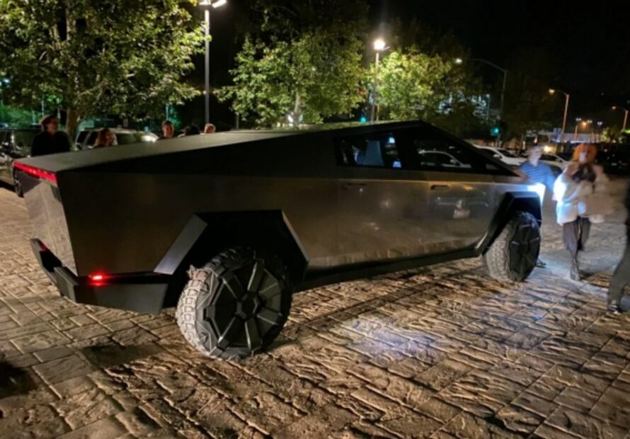 Tesla Cybertruck es captada en la calle por primera vez
