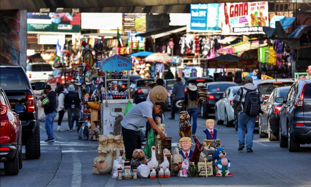 Vendedores ofrecen alcancías del presidente Donald Trump en la garita de San Ysidro, que divide a México y Estados Unidos, el 22 de enero de 2025. Foto: Diego Simón Sánchez