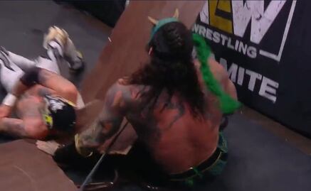 Luchador Rey Fénix sufre escalofriante lesión en AEW Dynamite
