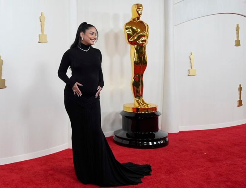 Vanessa Hudgens presumiendo su embarazo en los Oscar 2024. Foto: AP