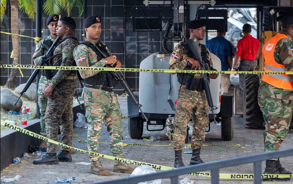 Soldados resguardan el aérea en donde equipos de rescate continúan con sus labores, un día después del derrumbe del techo de la discoteca Jet Set en Santo Domingo, República Dominicana, el miércoles 9 de abril de 2025. Foto: AFP