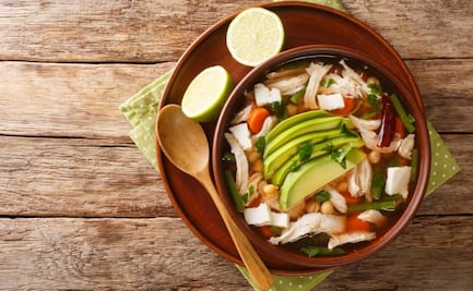 Pepara un caldo tlalpeño y dile adiós al frío