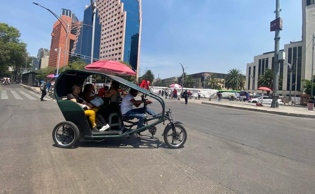 Comerciantes ambulantes y bicitaxis sacan provecho a marchas y plantones en la CDMX (15/05/2025). Foto:  Juan Carlos Williams / EL UNIVERSAL