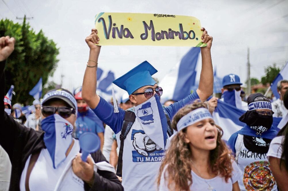 Cientos de nicaragüenses se manifestaron ayer, en Managua, contra el gobierno del presidente Daniel Ortega. Foto: RODRIGO SURA. EFE