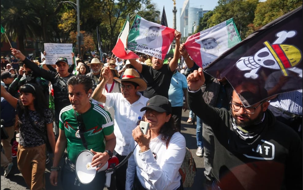 Manifestantes de la Marcha Generación Z salieron del Ángel de la Independencia al Zócalo capitalino, con una parada en la Glorieta de las mujeres que luchan por paso del Desfile de la Revolución Mexicana en la Ciudad de México, el jueves 20 de noviembre de 2025. Foto: Luis Camacho/EL UNIVERSAL