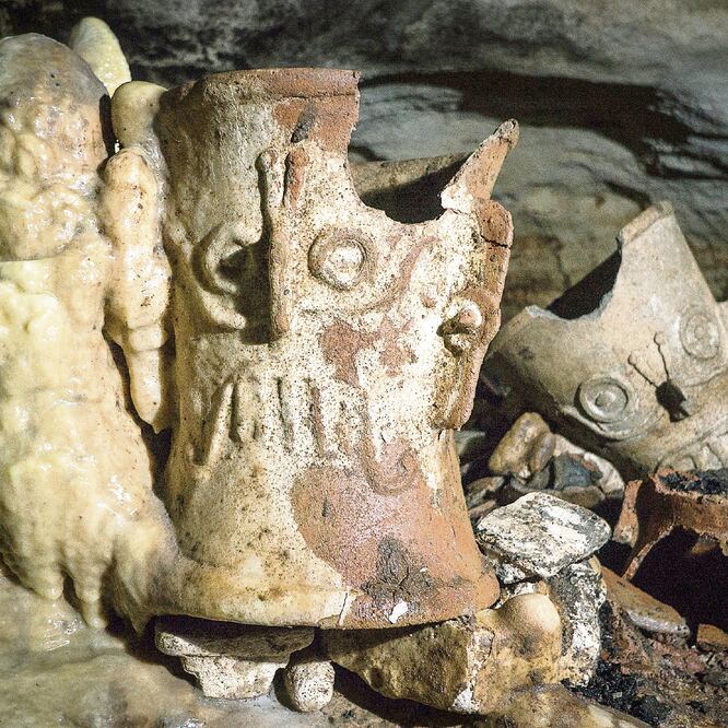 En Balamkú hasta ahora han sido encontrados incensarios “tipo Tláloc”, además de vasijas con restos carbonizados, alimentos, semillas, jade, concha y huesos. FOTO: CORTESÍA INAH