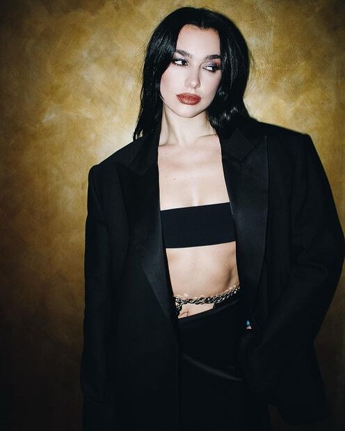 Dua Lipa muestra cómo llevar una falda con abertura profunda