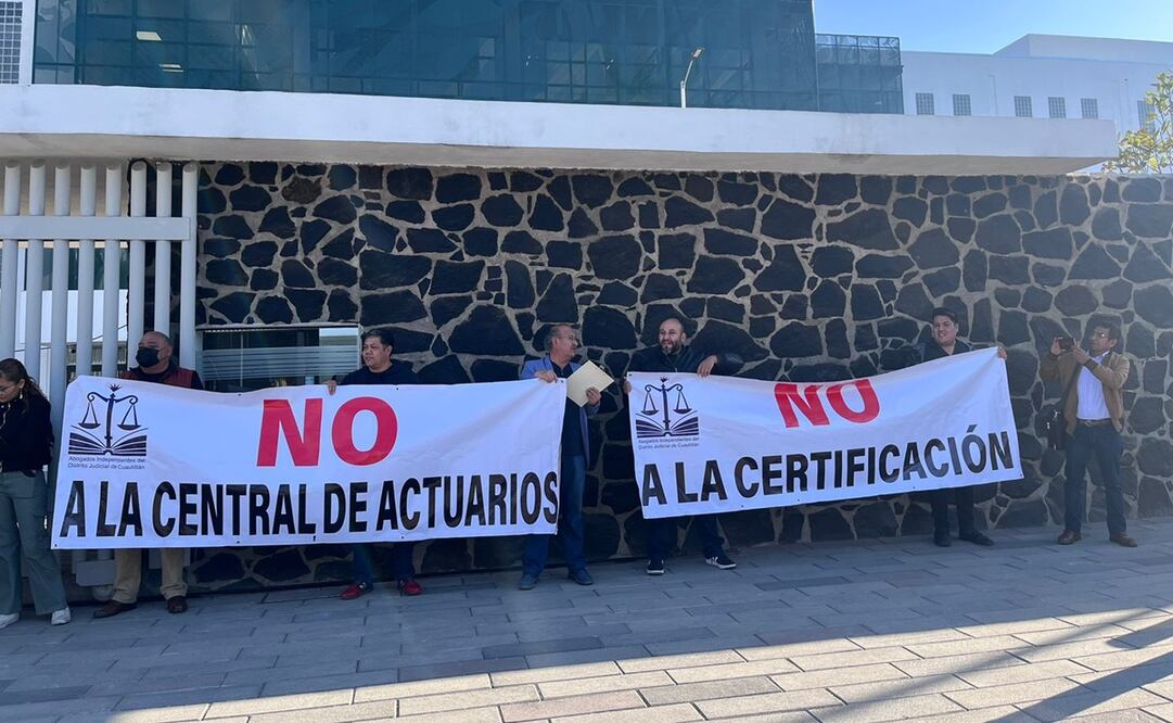Integrantes de la Asociación de Abogados Independientes del Estado de México protestan frente al edificio de los Juzgados Lago de Guadalupe, en Cuautitlán Izcalli. Foto: Arturo Contreras / EL UNIVERSAL