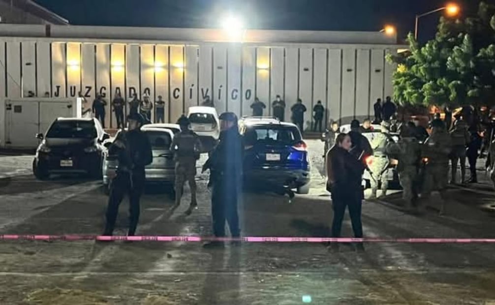 Lanzan artefacto explosivo a Centro de Seguridad de Mazatlán; dañan cuatro vehículos.
Foto: Especial.