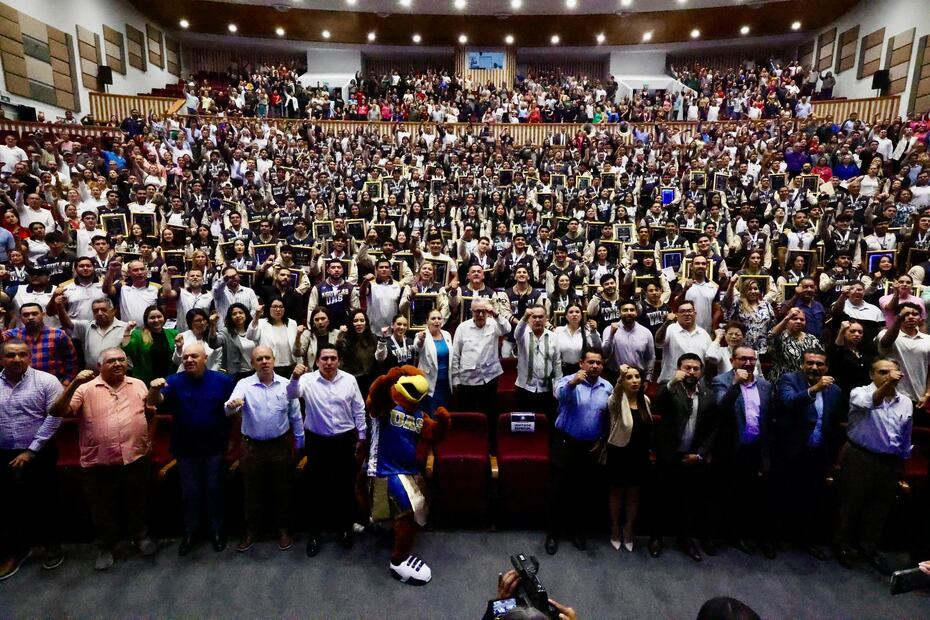 El mandatario estatal entregó los reconocimientos y estímulos económicos a los 181 ganadores de medallas, destacando los casos de deportes en conjunto como voleibol, futbol rápido, futbol, beisbol y softball, donde se premió a todos los integrantes de los equipos. (Foto: especial)