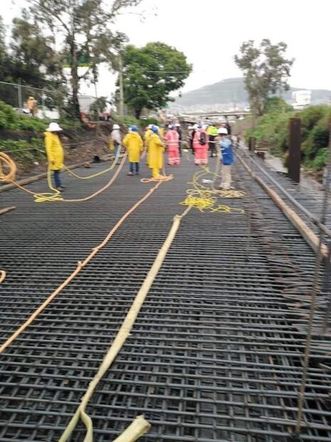 Rescatan a cinco trabajadores tras derrumbe de estructura en Río de los Remedios