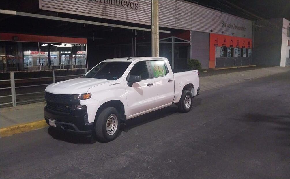 Balean camioneta del candidato del PVEM a la alcaldía de Chalco; él resulta ileso y denuncia los hechos. Foto: Especial