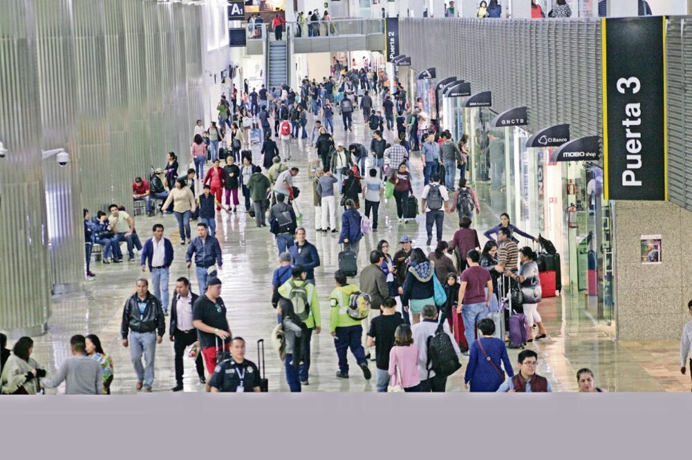 Saturación. El actual aeropuerto en la CDMX cuenta con 40% del movimiento nacional de pasajeros, detalló la SCT. (ARCHIVO EL UNIVERSAL)